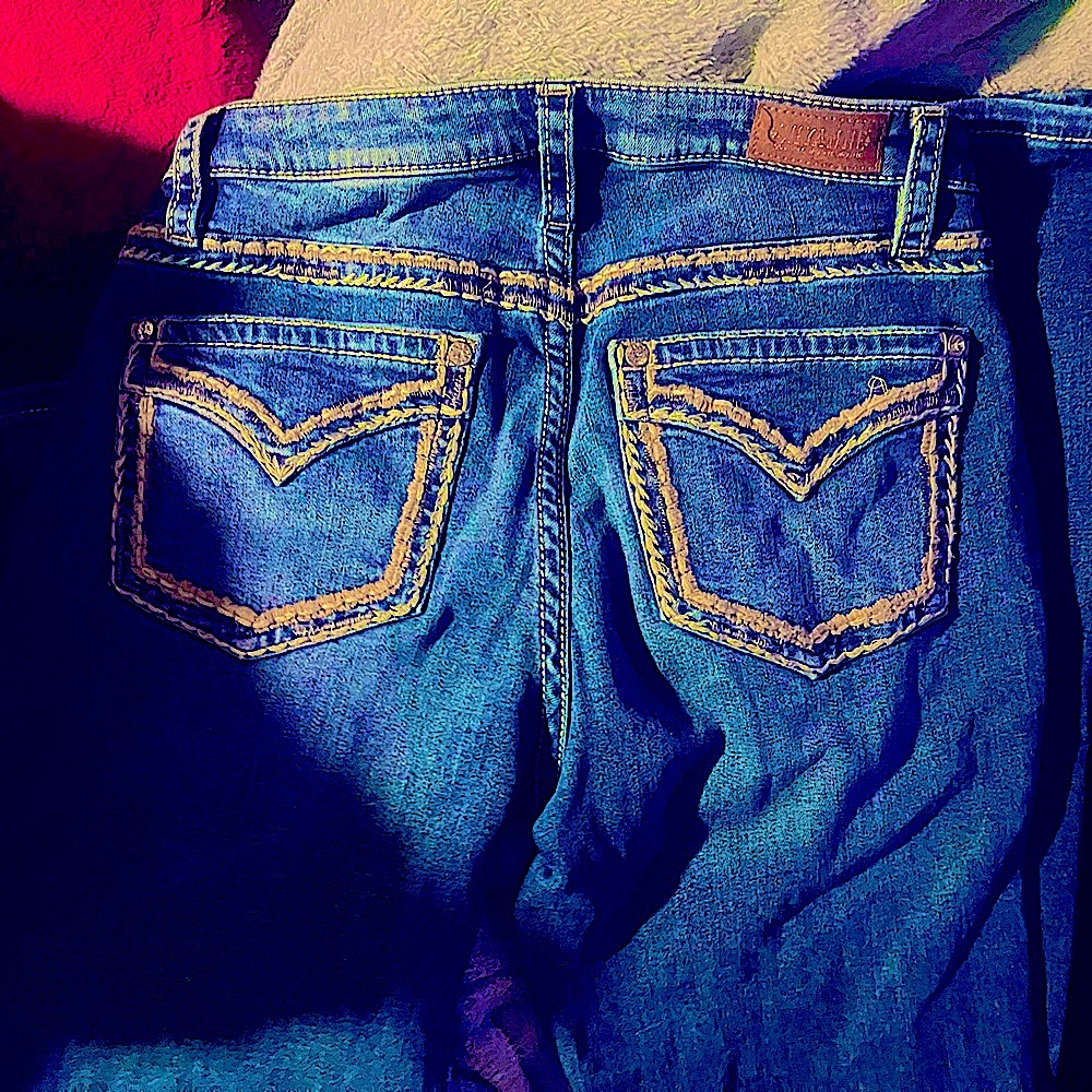 Only worn twice shyanne jeans absolutely nothing wrong with them. Size 31x34